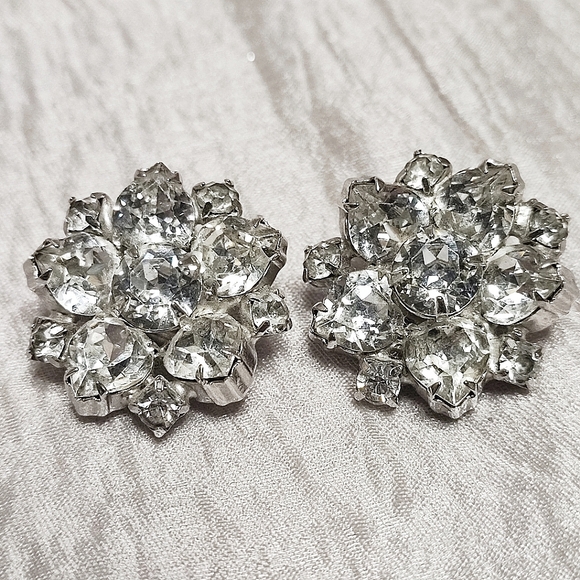 Unsigned Blazing Clear Silver Tone Rhinestone Vintage Clip Earrings Prong Set - Picture 4 of 14